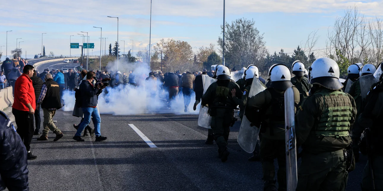 Επισκόπηση Τύπου 01/12 – Δακρυγόνα στη Λάρισα, χαμόγελα στο Λονδίνο