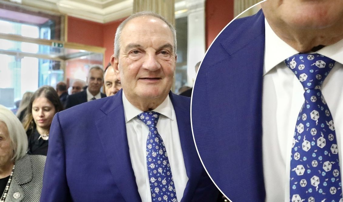 Η εξουσία αυτοσαρκάζεται για να μη χρειαστεί να απολογηθεί - Online στήλες Η εξουσία αυτοσαρκάζεται για να μη χρειαστεί να απολογηθεί – Online στήλες