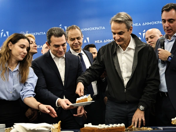 Το κόμμα είμαι εγώ, και το κράτος είναι το κόμμα - Κοπή πίτας ΝΔ 10/01 Το κόμμα είμαι εγώ, και το κράτος είναι το κόμμα – Κοπή πίτας ΝΔ 10/01