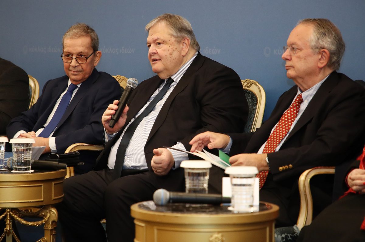 Η μοναξιά του θεσμικού κέντρου μέσα στην αναθεωρητική χίμαιρα – Επισκόπηση Τύπου 10/02