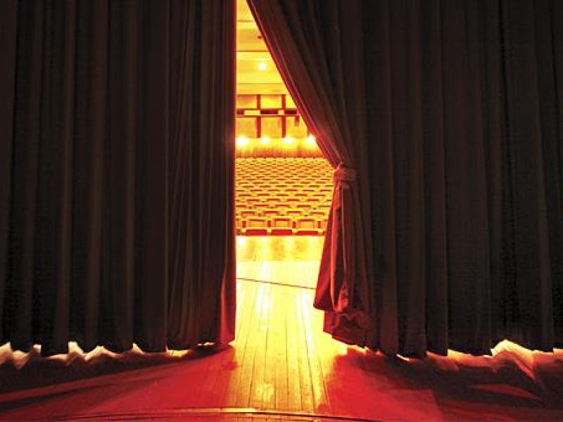 Όταν το παρασκήνιο καταπίνει την πολιτική – Online Παραπολιτικές στήλες 02/02