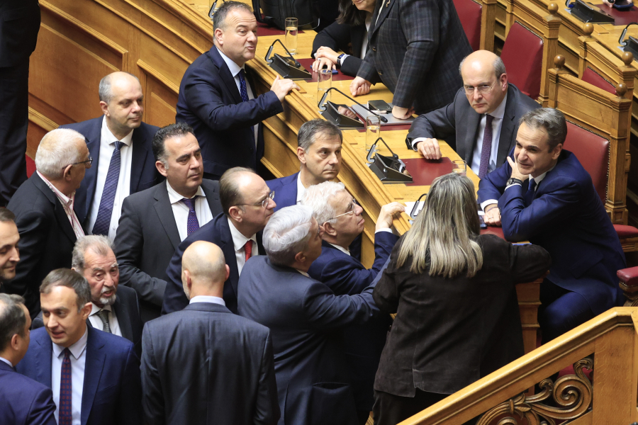 Παράταξη στα κάγκελα, κυβέρνηση σε πολιορκία - Online Παραπολιτικές στήλες 09/04 Παράταξη στα κάγκελα, κυβέρνηση σε πολιορκία – Online Παραπολιτικές στήλες 09/04
