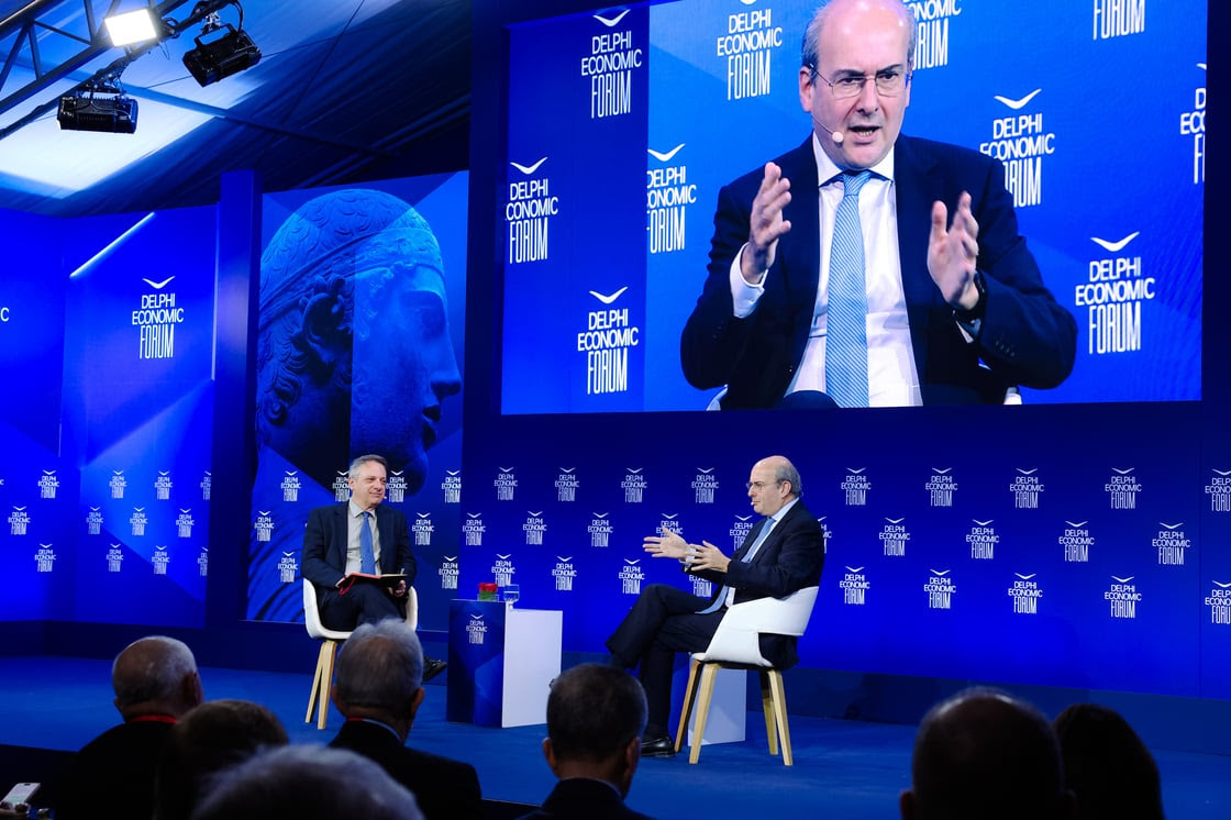 Delphi Forum: Μια Ελλάδα που θέλει να δείχνει έτοιμη σε έναν κόσμο που δεν είναι – 25/04