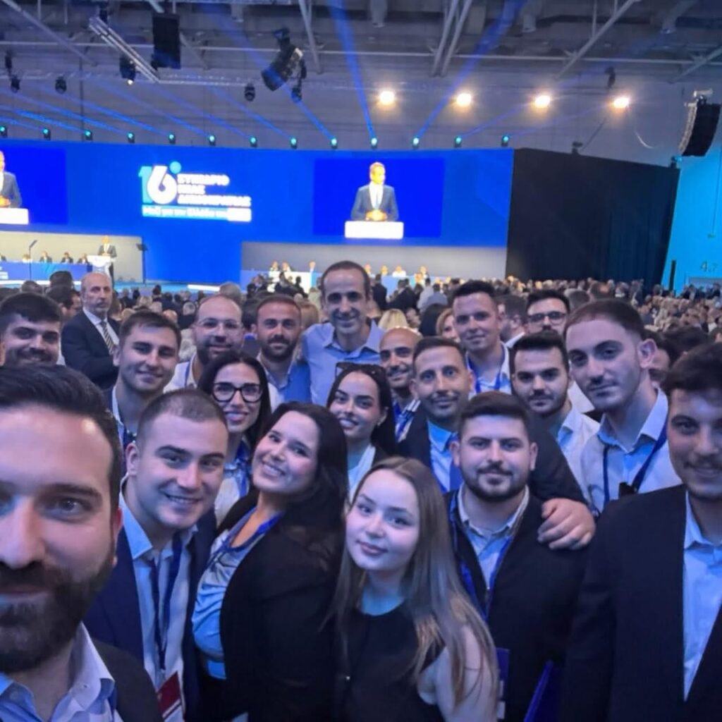 Το σύστημα έδειξε ότι δεν τον έχει ξεγράψει. Η αντιπολίτευση έδειξε ότι δεν θα τον αφήσει να ξεχαστεί. Και ο ίδιος έδειξε ότι δεν αποδέχεται τον ρόλο του πολιτικού φαντάσματος. Το θέμα, λοιπόν, δεν είναι αν επιστρέφει. Είναι αν η Νέα Δημοκρατία μπορεί να τον ξαναχωρέσει χωρίς να ξανανοίξει τον φάκελο που τον έβγαλε από το προσκήνιο.