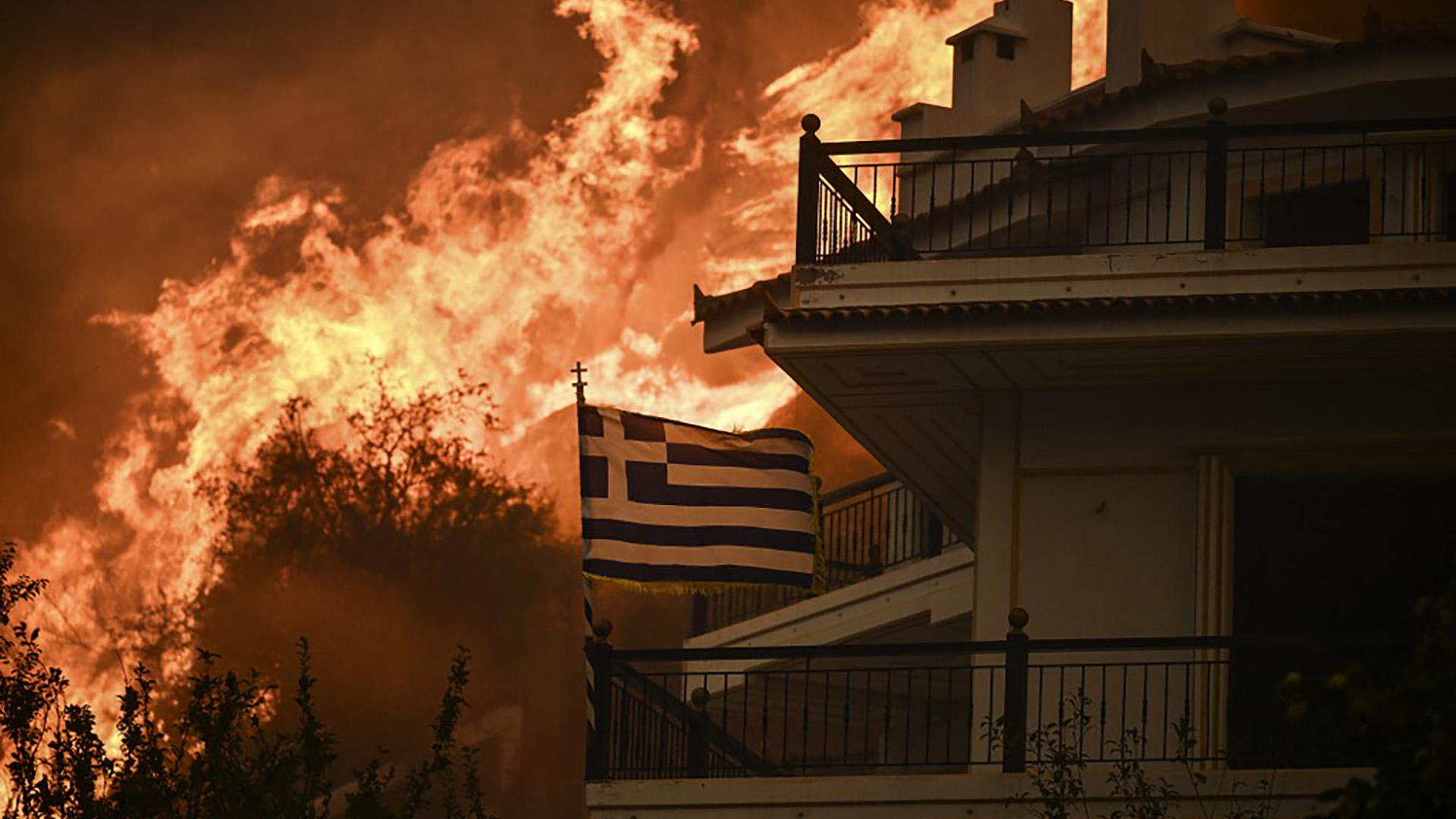 Η χώρα καίγεται, το πολιτικό σύστημα στοιχηματίζει στην καταστροφή – Επισκόπηση Τύπου 04/08