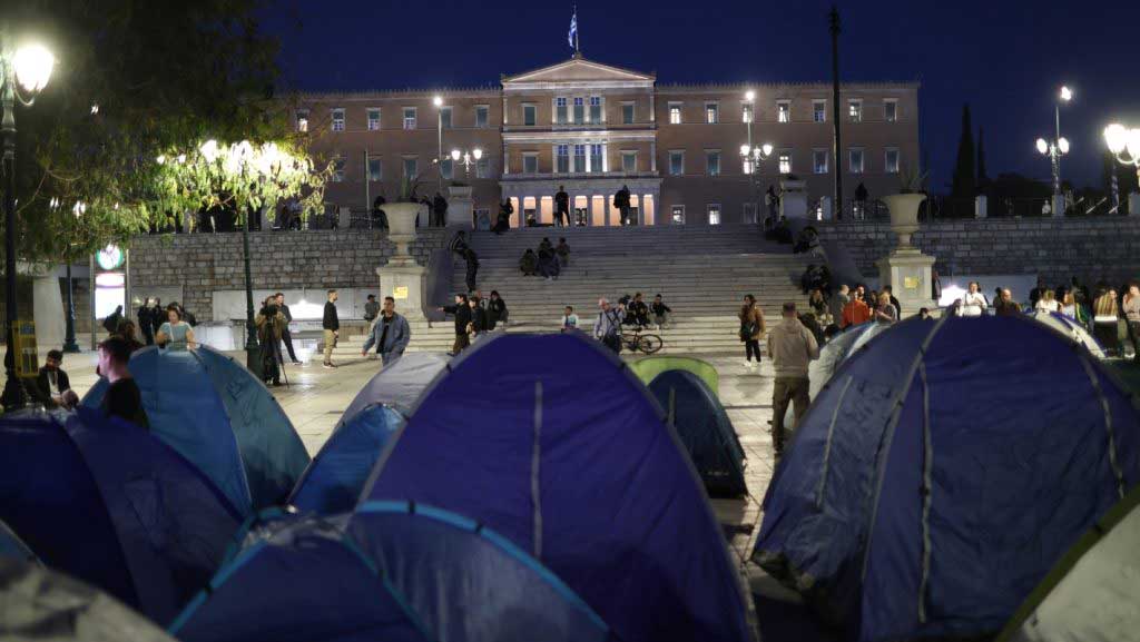 Ορισμένα έντυπα προβάλλουν τον κίνδυνο επεισοδίων και την ανάγκη προστασίας της δημόσιας τάξης. Άλλα επικεντρώνονται στις κοινωνικές αιτίες της δυσαρέσκειας και στη διασφάλιση του δικαιώματος στη διαδήλωση.