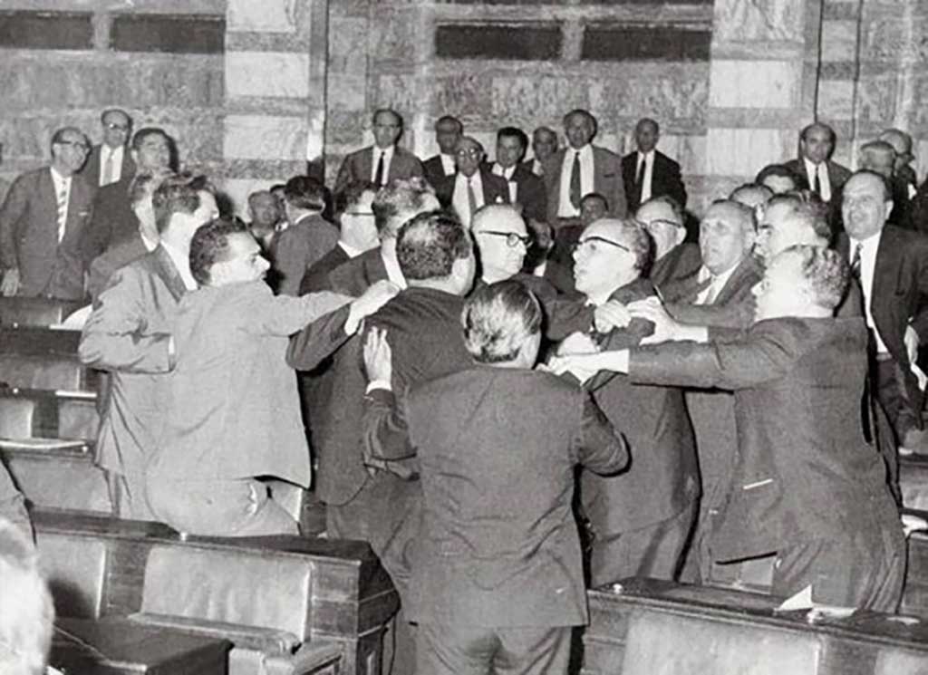 Το πιο εύκολο πράγμα στην ελληνική πολιτική είναι να ανακοινώσεις το τέλος μιας κυβέρνησης. Το δυσκολότερο είναι να εξηγήσεις ποιος θα την αντικαταστήσει, με ποιο πρόγραμμα και με ποιους ανθρώπους.