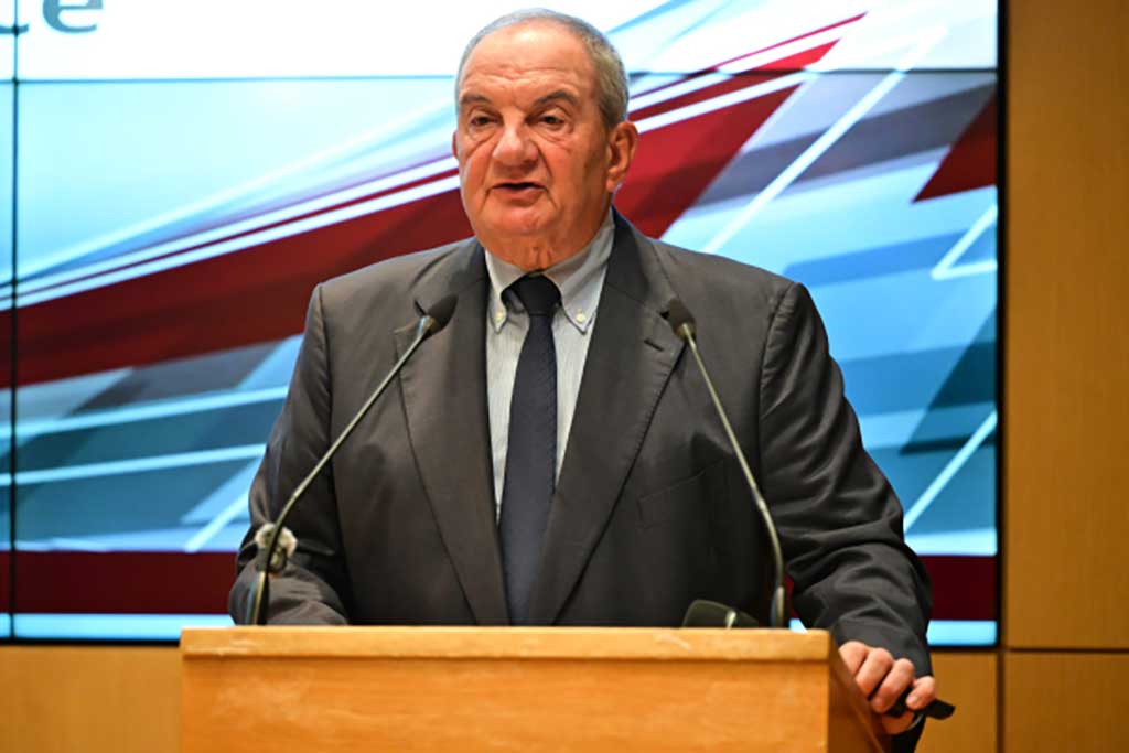Καραμανλής: Από το "ανήκομεν στη Δύση" στο "η Ελλάς ανήκει στους Έλληνες" - Ανάλυση Ομιλίας για COSCO 07/10 Καραμανλής: Από το “ανήκομεν στη Δύση” στο “η Ελλάς ανήκει στους Έλληνες” – Ανάλυση Ομιλίας για COSCO 07/10