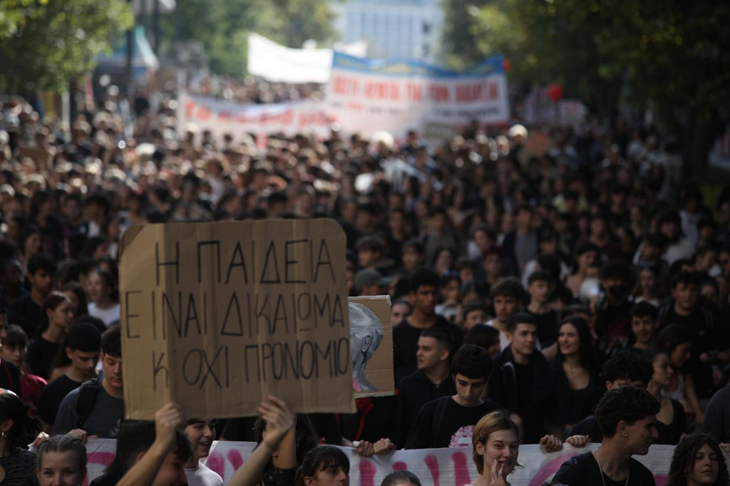 Μεγάλη αναταραχή... καμία αλλαγή στους συσχετισμούς - Επισκόπηση Τύπου 22/10 Οι εκπαιδευτικές κινητοποιήσεις της 21ης Οκτωβρίου ανέδειξαν αιτήματα και προβλήματα που απασχολούν μαθητές, εκπαιδευτικούς και οικογένειες. Η πραγματοποίησή τους δεν τεκμηριώνει, ωστόσο, γενικευμένη κοινωνική αποσταθεροποίηση.